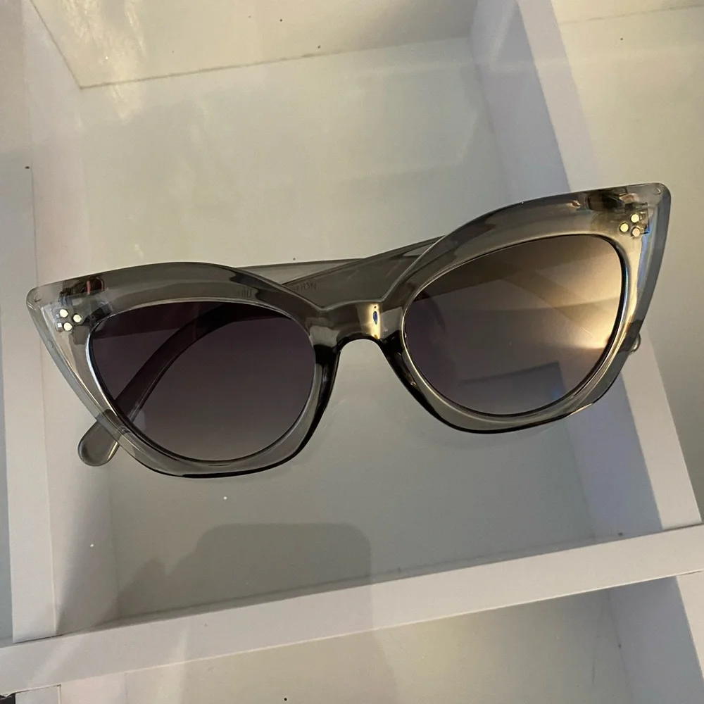 Gray cat-eye framed sunglasses - Picture 4 of 6